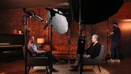 Un homme et une femme en interview TV dans un studio d'enregistrement