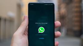 Teléfono con el logo de WhatsApp en su pantalla