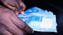 Manos contando dinero nigeriano