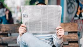 Personne lisant un journal