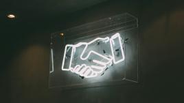 Un emoji lumineux d'un serrage de main