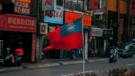 La bandera de Taiwán en una calle