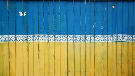 Mur en bois aux couleurs de l'Ukraine