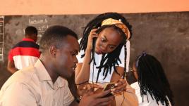 Un homme et une femme regardent leur téléphone