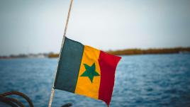 Drapeau du Sénégal sur un bateay