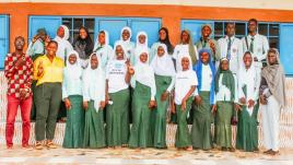Un groupe de femmes devant une école en Gambie
