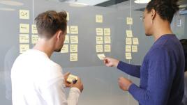Personnes planifiant leur travail avec des post-its
