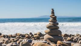 Un conjunto de rocas en una playa apiladas unas encima de otras