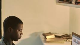 Homme qui lit devant son ordinateur