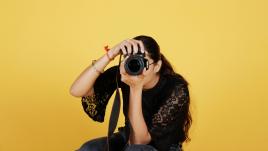 Femme photographe derrière son objectif