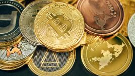 Une pile de cryptomonnaies sur un fond noir