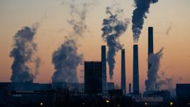 Chimeneas de fábrica expulsando humo