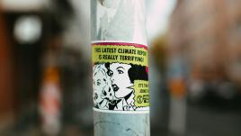 Sticker sur la crise climatique sur un poteau