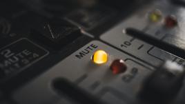 Table de mixage avec le bouton mute allumé