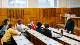 Un professeur devant ses étudiants