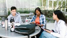 Estudiantes hablando al aire libre