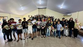 Josi Josi posing with students.